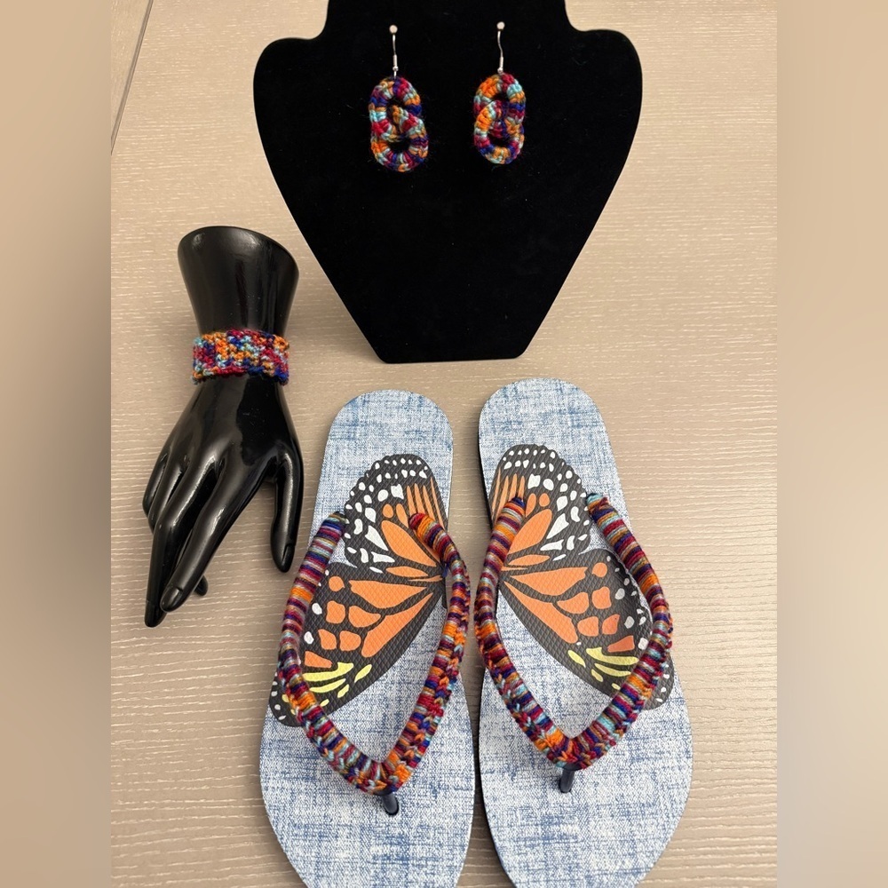 NWOT beautiful crochet decorated flip flops with crochet earrings and bracelet